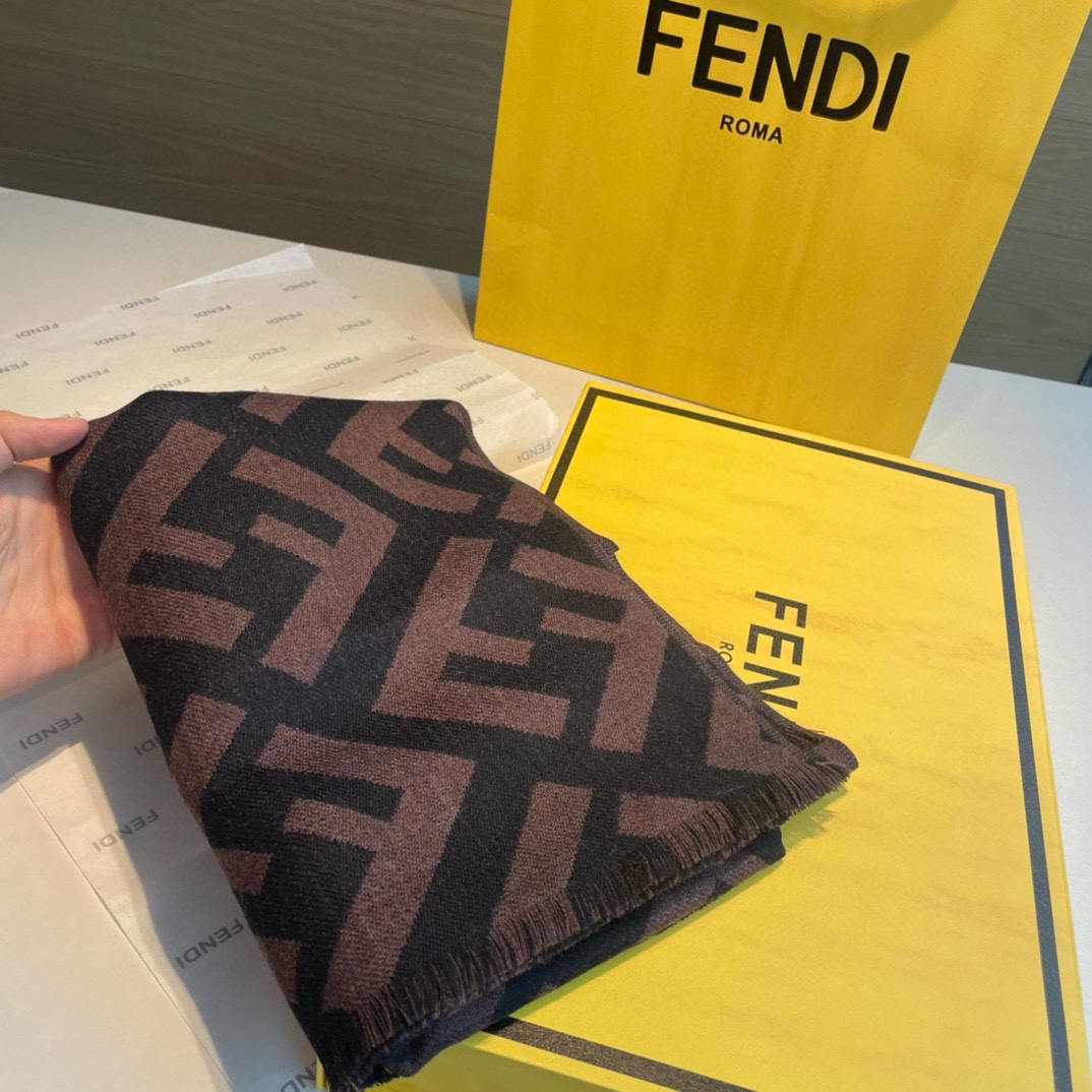 新款Fendi！喜欢小众不撞款的Fendi推荐入！时髦过冬！！非常的低调奢华精致大气的简约设计高级时髦精