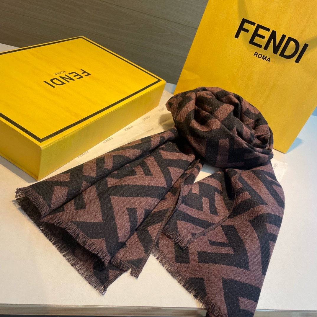 新款Fendi！喜欢小众不撞款的Fendi推荐入！时髦过冬！！非常的低调奢华精致大气的简约设计高级时髦精