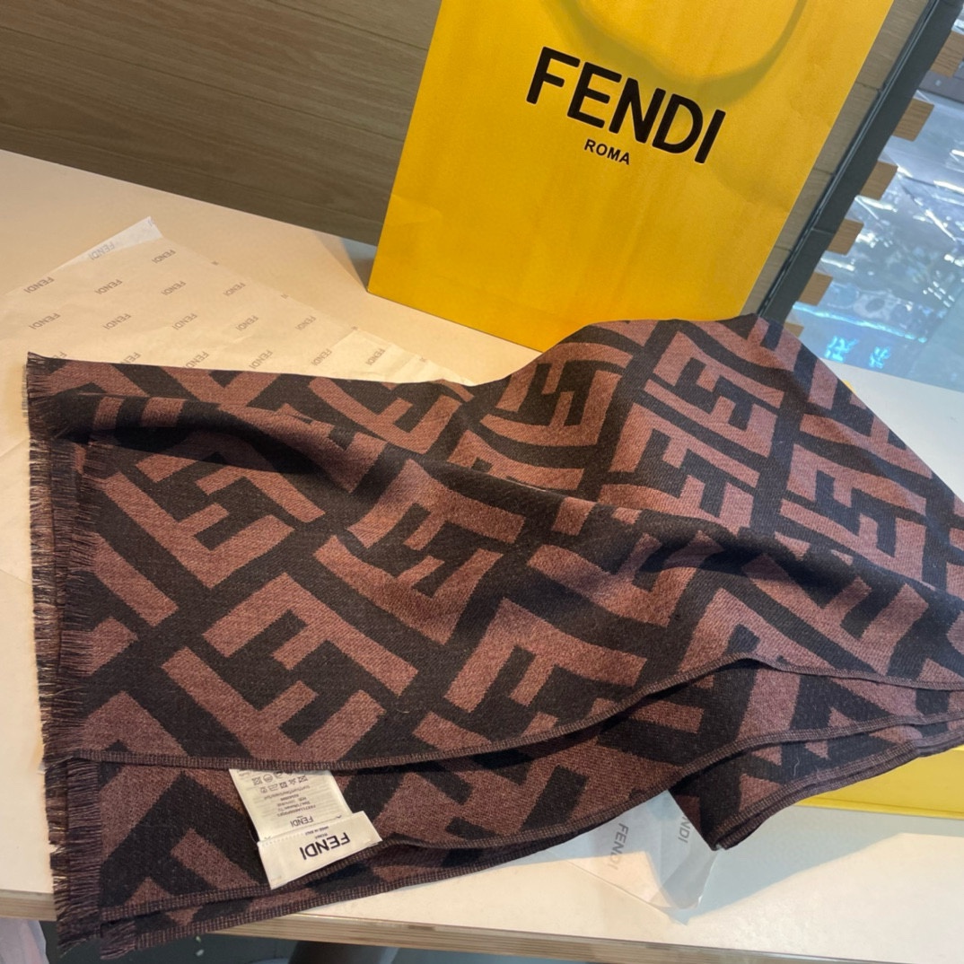 新款Fendi！喜欢小众不撞款的Fendi推荐入！时髦过冬！！非常的低调奢华精致大气的简约设计高级时髦精