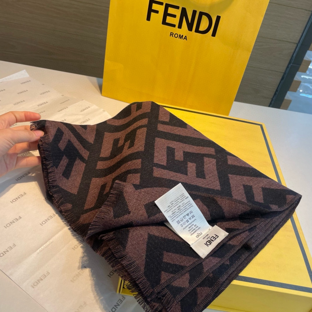 新款Fendi！喜欢小众不撞款的Fendi推荐入！时髦过冬！！非常的低调奢华精致大气的简约设计高级时髦精