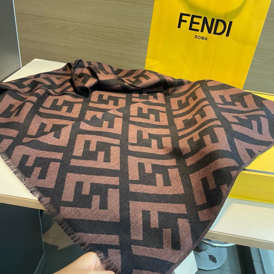 新款Fendi！喜欢小众不撞款的Fendi推荐入！时髦过冬！！非常的低调奢华精致大气的简约设计高级时髦精