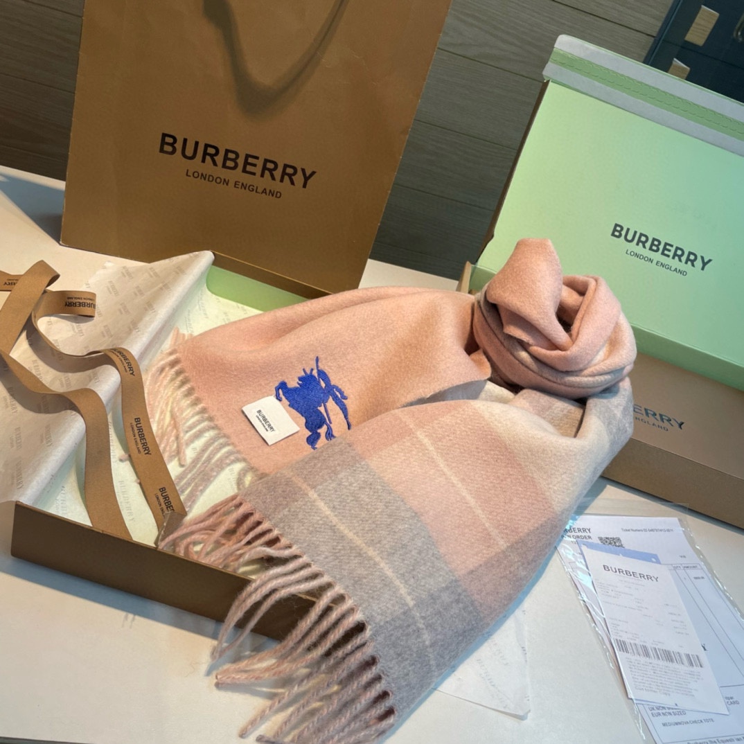 Burberry巴宝莉双面围巾好看的要疯掉了太有型太有魅力了非常斯文时尚的秋冬单品！真的很喜欢非常Cla