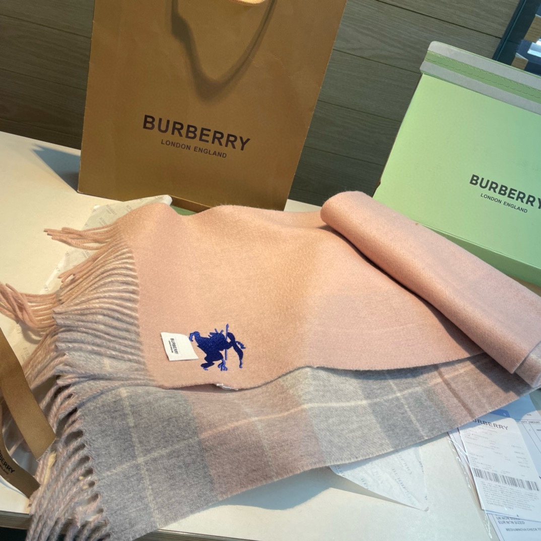 Burberry巴宝莉双面围巾好看的要疯掉了太有型太有魅力了非常斯文时尚的秋冬单品！真的很喜欢非常Cla