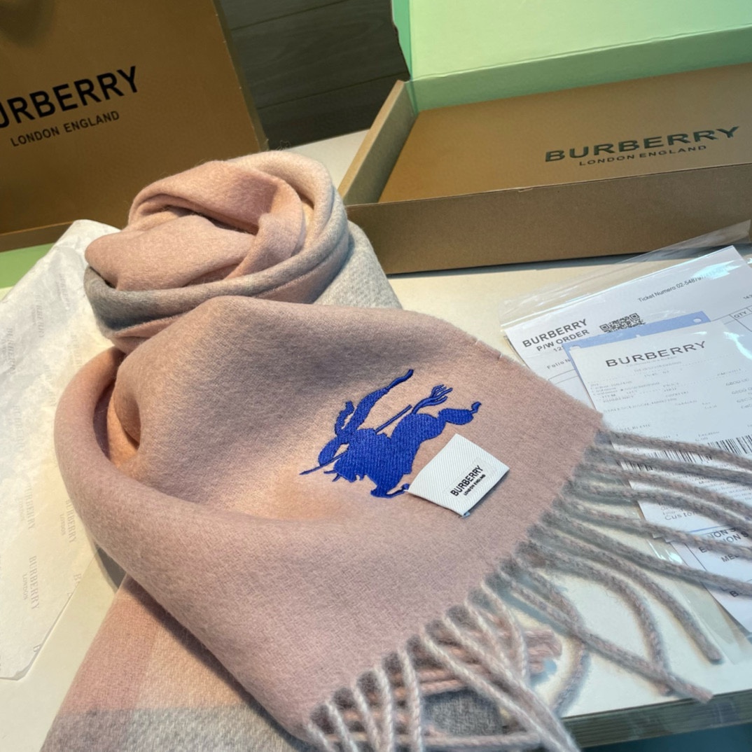 Burberry巴宝莉双面围巾好看的要疯掉了太有型太有魅力了非常斯文时尚的秋冬单品！真的很喜欢非常Cla