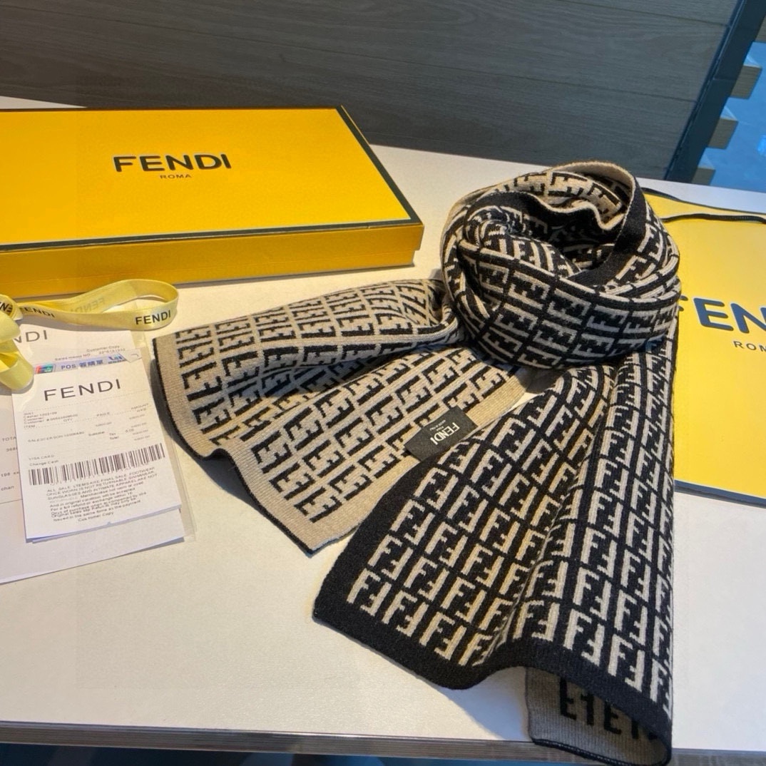 上新！Fendi2024新款系列针织双面围巾一条两用超级百搭实用的款式男女士都能配戴！在新一季进行了全新