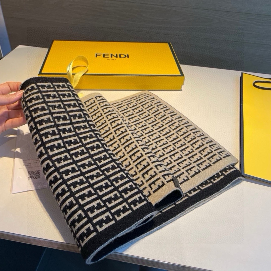 上新！Fendi2024新款系列针织双面围巾一条两用超级百搭实用的款式男女士都能配戴！在新一季进行了全新