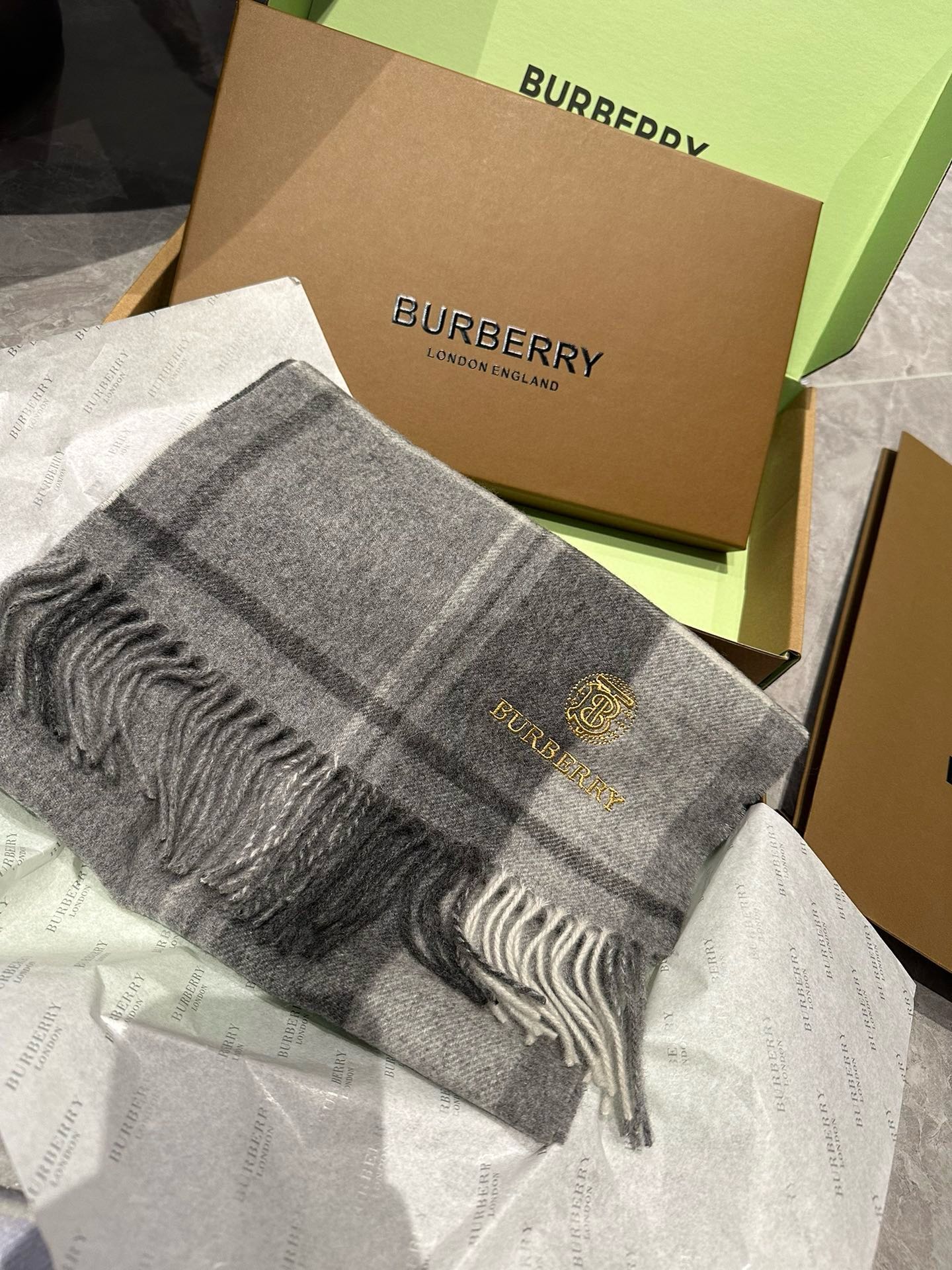 Burberry巴宝莉格子围巾️好看的要疯掉了太有型太有魅力了️️非常斯文时尚的秋冬单品！真的很喜欢非常