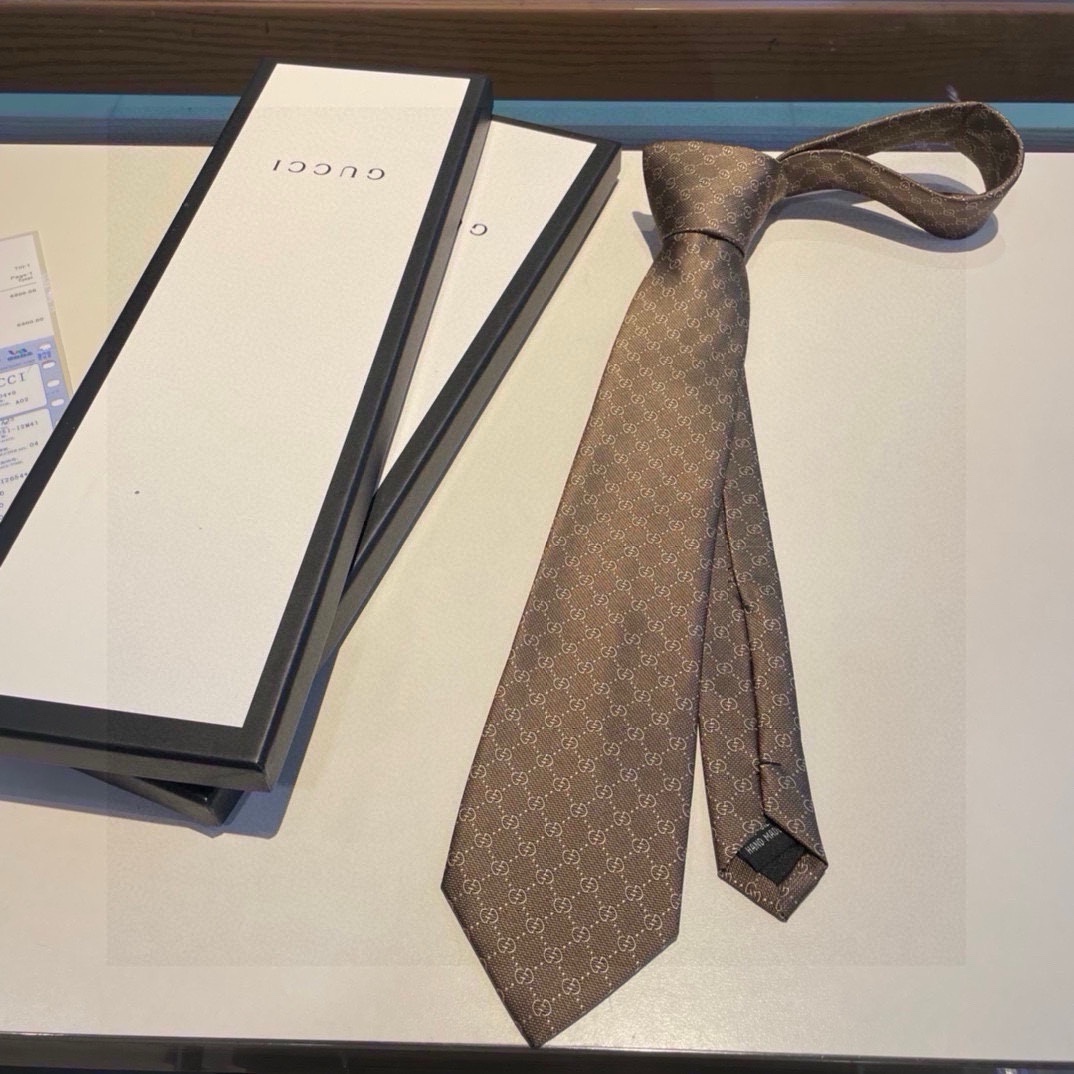 Luxury Packaging Featuring Silk Tie, Knitted Bees, Water and Milk Blend. - 图片 2