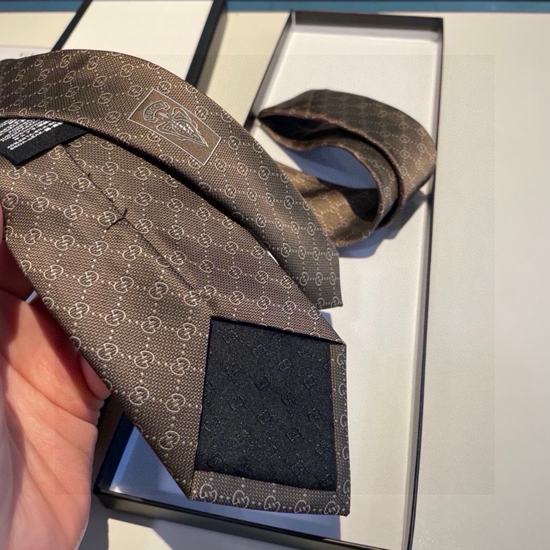 Luxury Packaging Featuring Silk Tie, Knitted Bees, Water and Milk Blend. - 图片 3