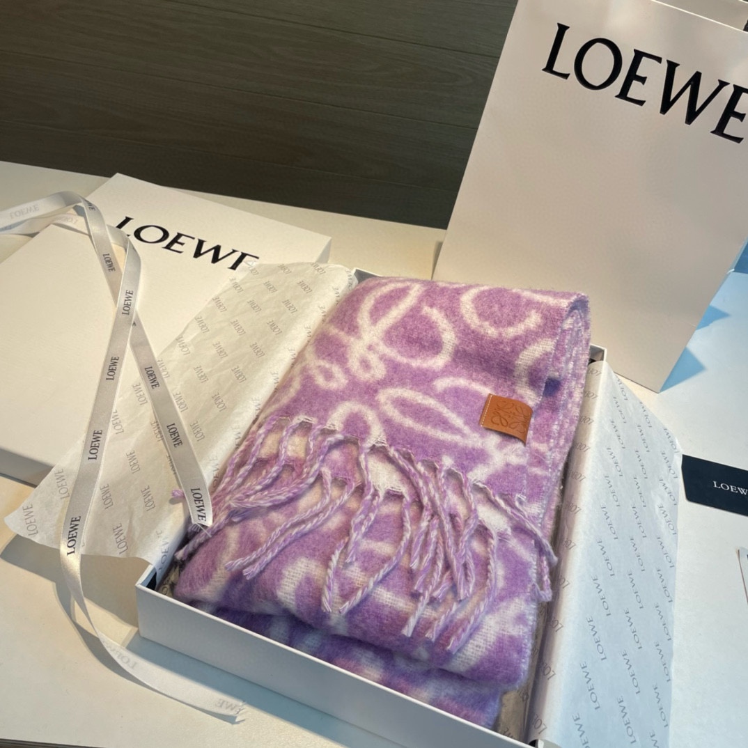 Loewe罗意威新品羊毛马海毛围巾️初秋奶茶女孩老钱风超嗲穿搭初秋和奶茶色真的好搭大地色温柔又耐看超高颜