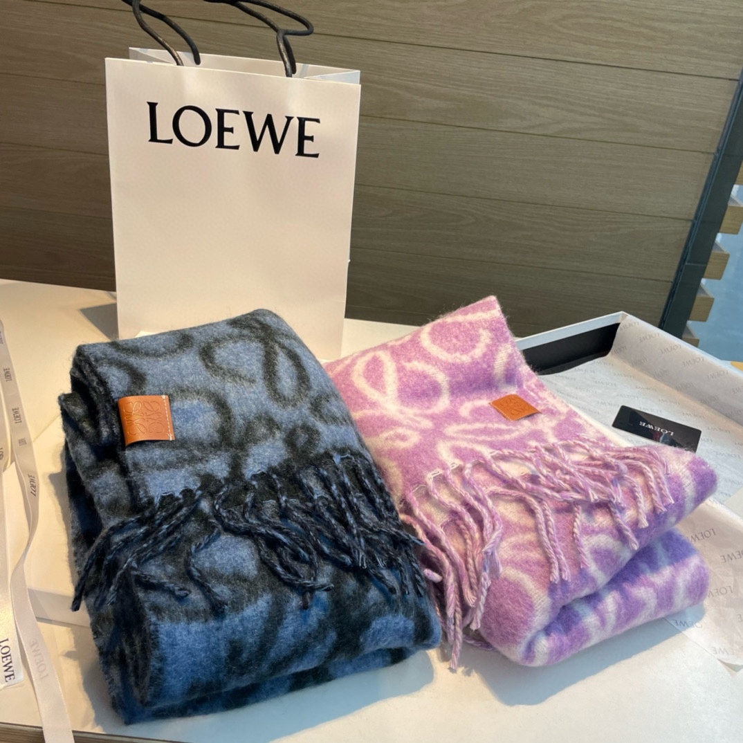 Loewe罗意威新品羊毛马海毛围巾️初秋奶茶女孩老钱风超嗲穿搭初秋和奶茶色真的好搭大地色温柔又耐看超高颜