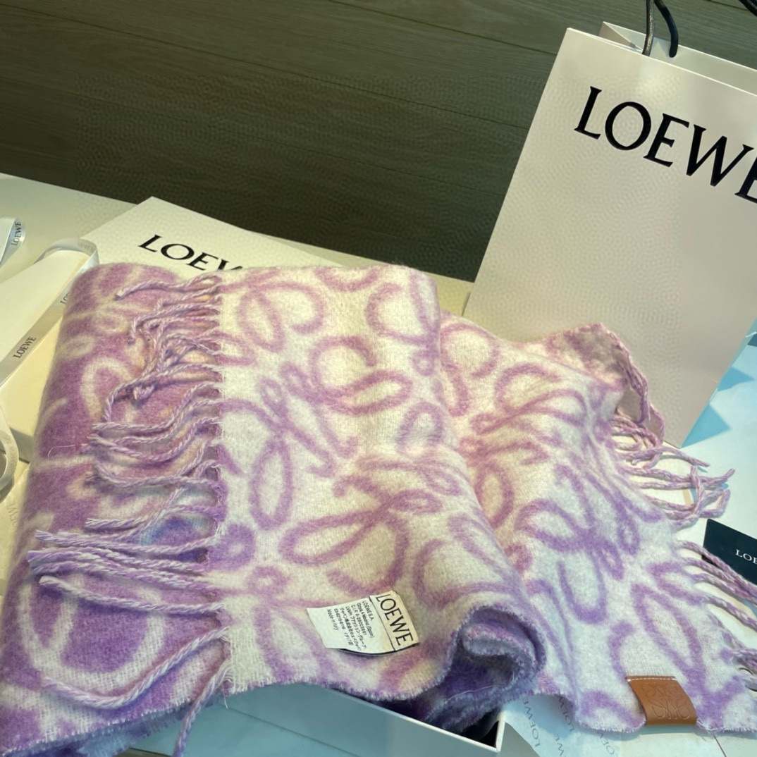 Loewe罗意威新品羊毛马海毛围巾️初秋奶茶女孩老钱风超嗲穿搭初秋和奶茶色真的好搭大地色温柔又耐看超高颜