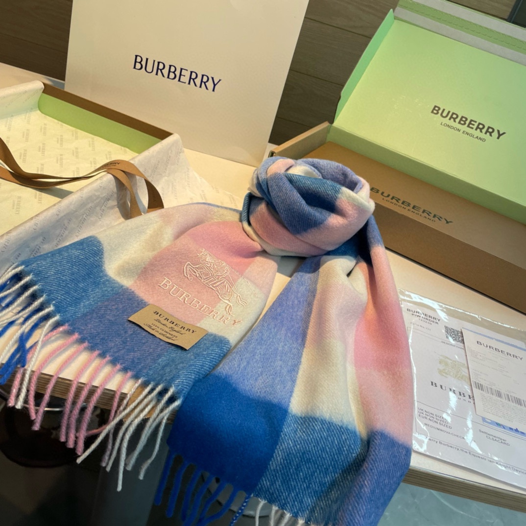 Burberry巴宝莉格子围巾️好看的要疯掉了太有型太有魅力了️️非常斯文时尚的秋冬单品！真的很喜欢非常