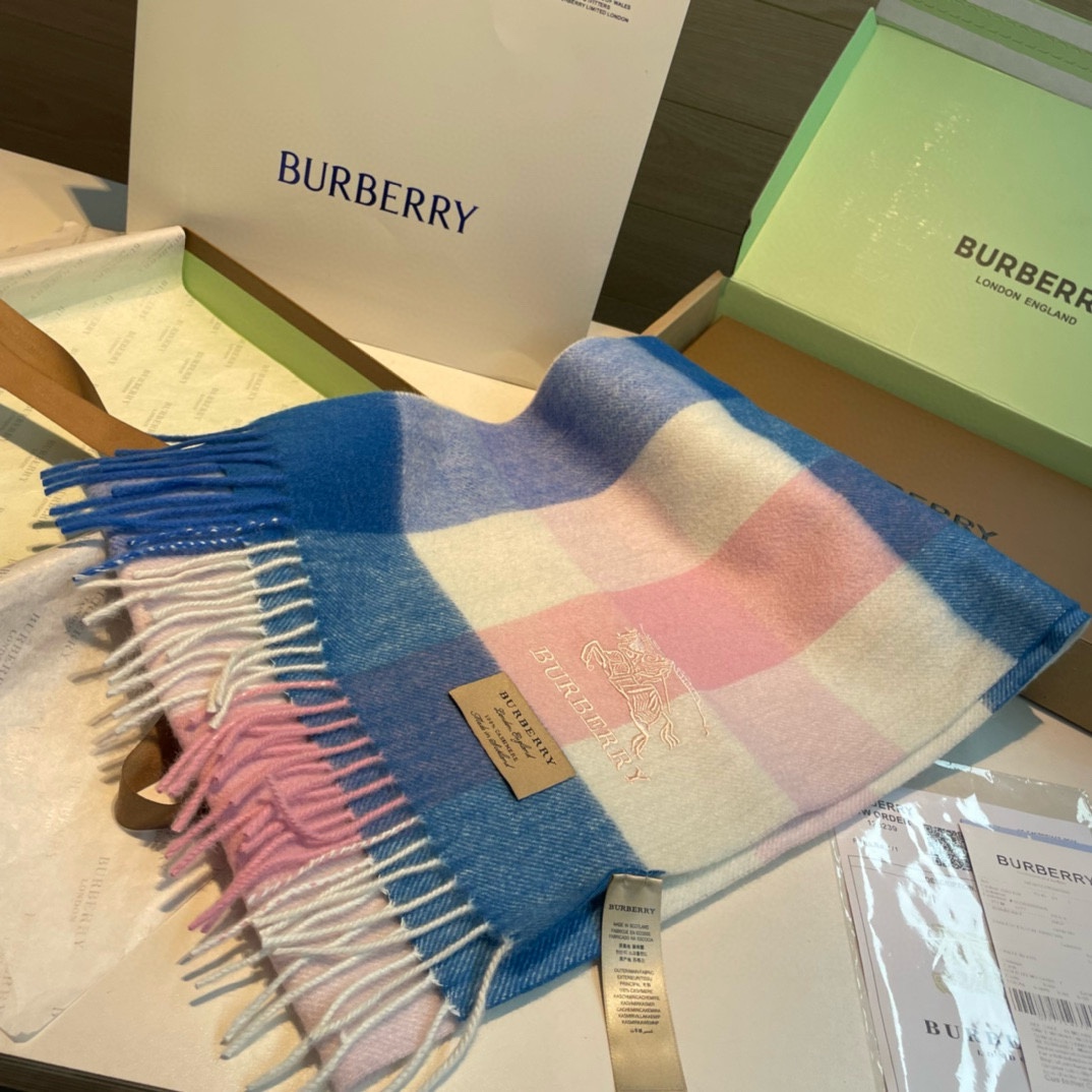 Burberry巴宝莉格子围巾️好看的要疯掉了太有型太有魅力了️️非常斯文时尚的秋冬单品！真的很喜欢非常