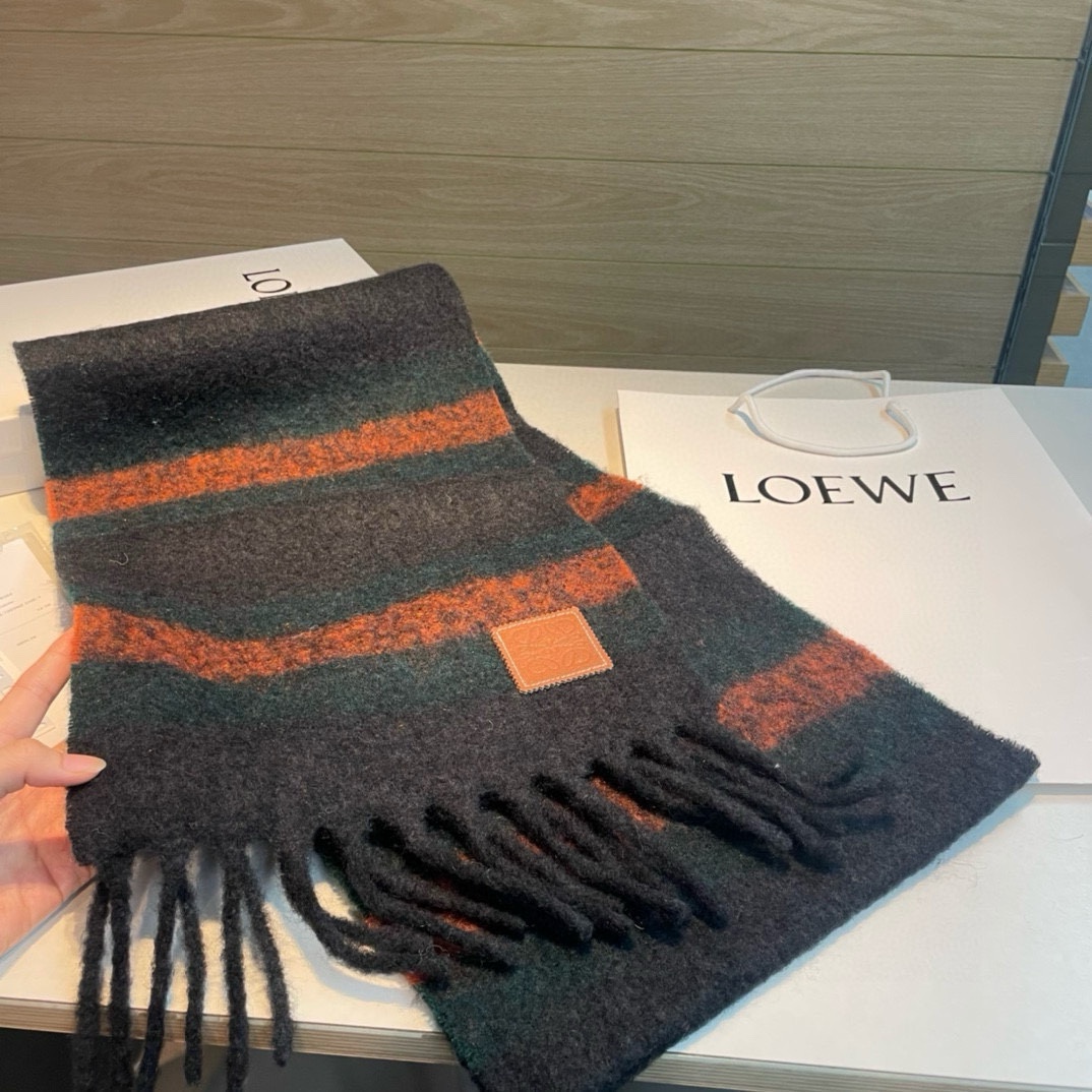 Loewe罗意威新品羊毛马海毛围巾️初秋奶茶女孩老钱风超嗲穿搭初秋和奶茶色真的好搭大地色温柔又耐看超高颜