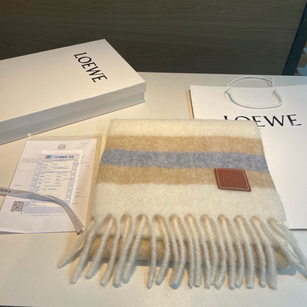 Loewe罗意威新品羊毛马海毛围巾️初秋奶茶女孩老钱风超嗲穿搭初秋和奶茶色真的好搭大地色温柔又耐看超高颜