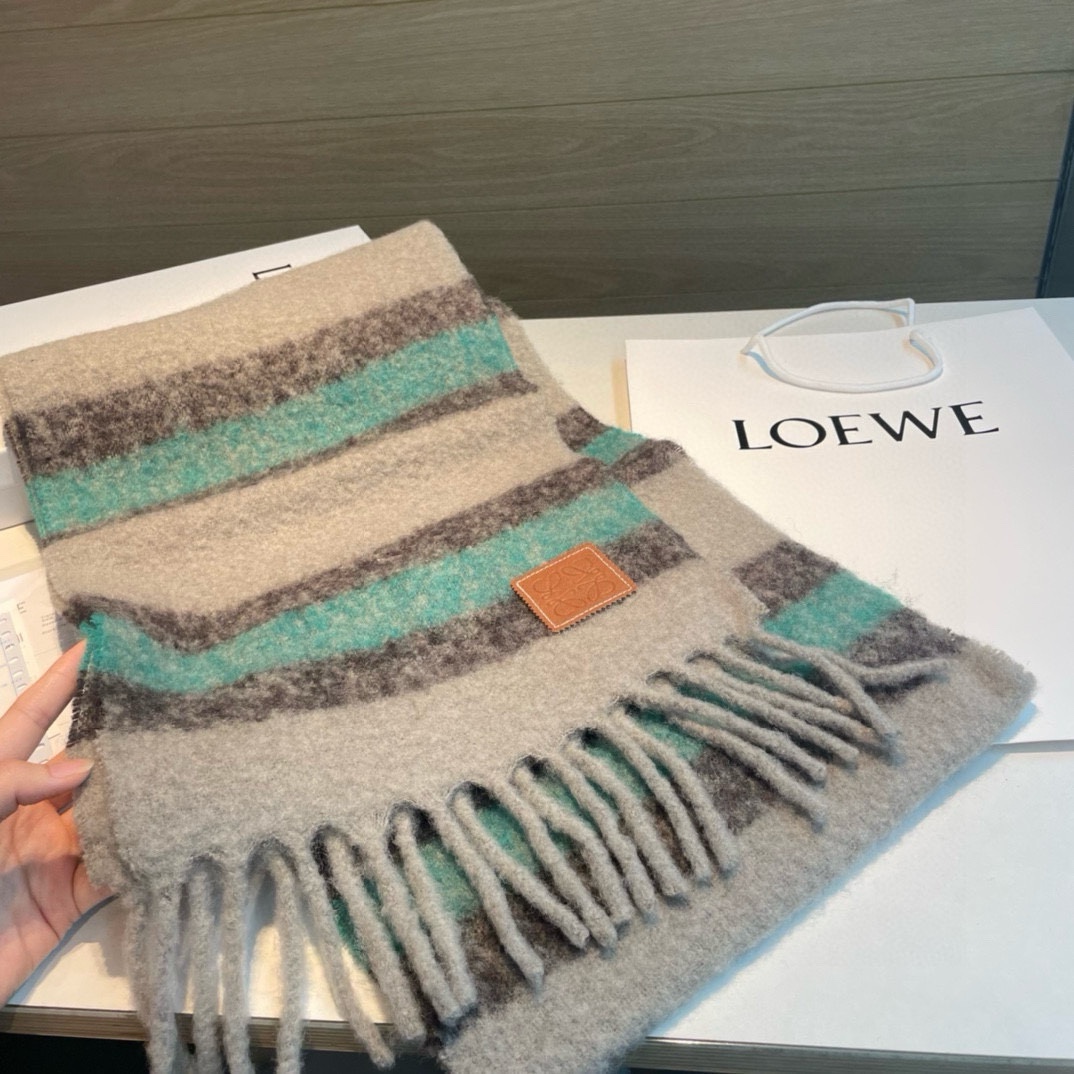 Loewe罗意威新品羊毛马海毛围巾️初秋奶茶女孩老钱风超嗲穿搭初秋和奶茶色真的好搭大地色温柔又耐看超高颜