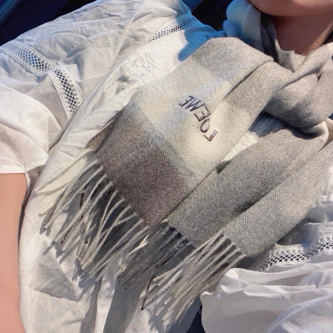 NO:184119,Luo Yiwei. [Men and Female Scarf] I praise you for keeping it, a rare high-end men's style!  Family welfare!  Very positive scarf ~ fabric loves, very soft, delicate and comfortable, light water ripples!  Atmospheric and simple, super beautiful male god color matching, any boy will like, the small logo is very exquisitely decorated, with a texture that is not ostentatious~ The large goods were loaded on the ship a few months ago~ The last order is a little more benefit everyone~ Classic men's 30cm wide cashmere scarf!  Universal style for men and women, specifications of 30*180 (including total length of 180cm). They are suitable for formal wear or casual wear. They are completely fine with folding or circles. They are gentlemanly and stylish and have a warm demeanor!  High-version scarf, high-version scarf, loewe19860909罗意威.【男女围巾】怒赞自留,难得的高端男款！家属福利！非常正的围巾~面料大爱,非常柔软细腻舒服,轻度水波纹！大气简约,超级好看的男神配色,任何男生都会喜欢的款吧,小小Logo非常精致的点缀,有质感不张扬~大货几个月前已装船发走~尾单余一丢丢福利大家~经典男士的30cm宽羊绒围巾！男女通用款式,规格30*180（含穗子总长180cm）,搭配正装或者搭配休闲装都很合适~对折挂围或者绕圈围都完全可以,绅士有型~有温度的风度！高版本围巾,高版本围巾,loewe,scarf