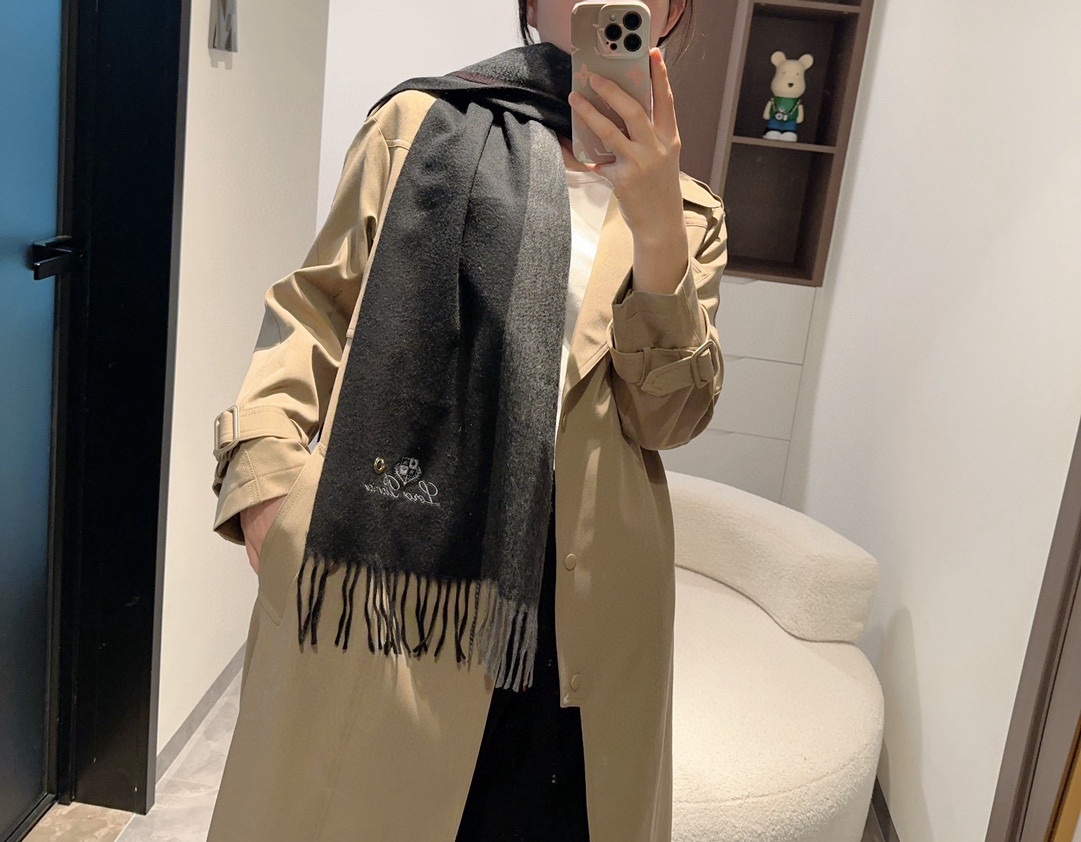 NO:184124,Cashmere [Pianna] Couple model, so beautiful that you want to scream the latest British, European and American style. It is another fashionable and practical big scarf & long scarf. The contrasting color matching is very coordinated. The scarf feels soft and it is fashionable and warm when worn. It is elegant and stylish. For plaid controls, don't miss it. The size is 32*190 top imported cashmere. Please quickly grab the high-version scarf. High-version scarf.19860909山羊绒【皮安娜】情侣款 美到要尖叫专柜最新款英伦欧美范儿 又是一款即时尚又实用的大围巾&长巾,撞色的颜色搭配很协调,围巾手感柔软,戴起来时尚暖和,大气有范儿,格子控们,不要错过哦,尺寸32*190顶级进口羊绒,亲们速度开抢高版本围巾,高版本围巾,scarf