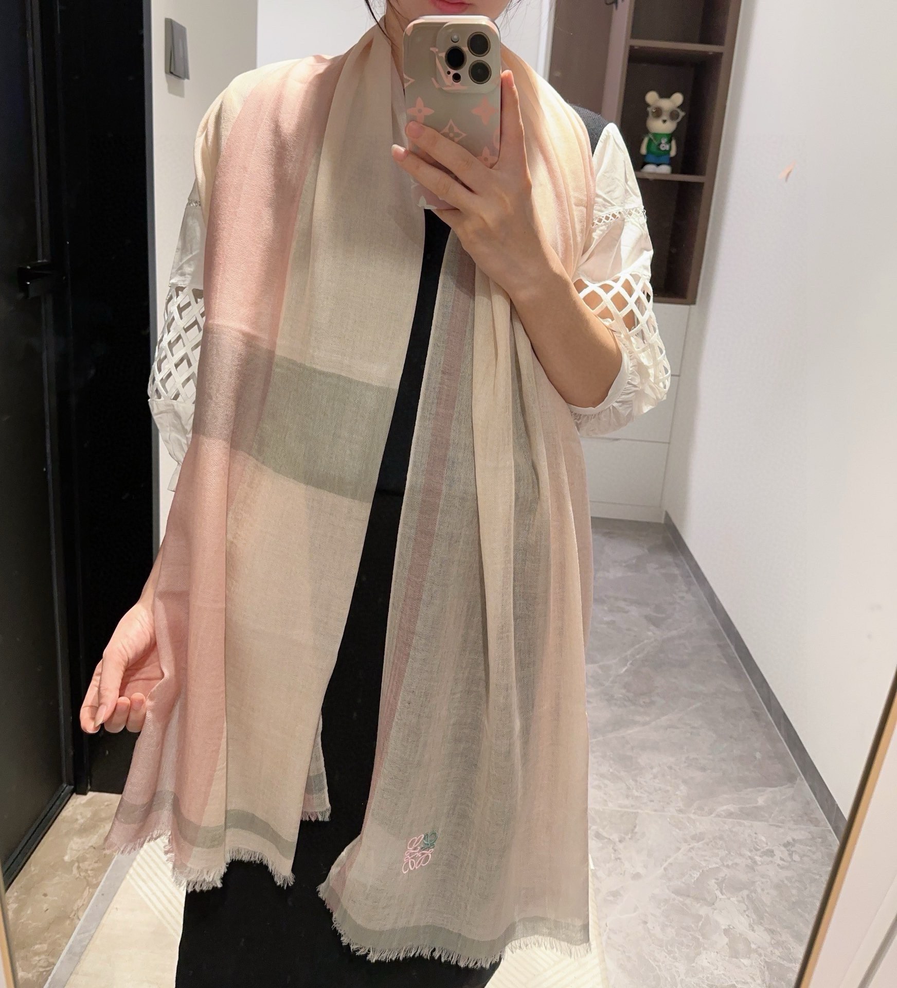 NO:184130,Luo Yiwei's top-quality original single high-tech products are presented with a heavyweight, unprecedented, pure cashmere, which feels so good that it is definitely another slow-handed one. The craftsmanship uses imported 300 pure cashmeres combined with colored edge embellishments, which is very classy, ​​low-key and small luxury. Size 90*205cm Imported pure cashmere woven with high-version scarf, high-version scarf, loewe19860909罗意威极品原单高尖端产物重磅呈现 ,绝无仅有 史无前例 纯山羊绒 手感好到爆绝对又是一款手慢无 工艺上采用的是进口300支纯羊绒结合彩边点缀,非常显档次,低调中带着小奢华.尺寸90*205cm 进口纯羊绒织就高版本围巾,高版本围巾,loewe,scarf