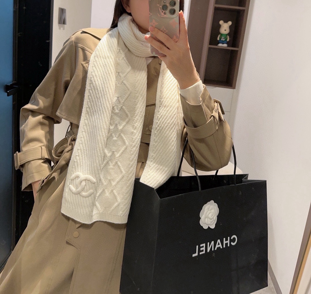 NO:184141,CHANEL autumn and winter new knitted scarf cashmere knitted long scarf is beautiful [Tear] The imperial palace-level top-quality new model is on sale. Imported pure cashmere knitted wool is extremely beautiful. Really, the upper body is extremely skin-skinned, versatile. Look at it yourself if you look good or not. Scarf size is 30*180cm, selected pure cashmere, the first choice is the best high-end scarf for gifts, high-end scarf, chanel19860909CHANEL秋冬新款针织围巾羊绒针织长巾美翻了[流泪]御用殿堂级极品新款在售 进口纯羊绒针织毛线美丽至极 真的 上身极为衬肤色 百搭 好看不好看自己看吧 围巾尺寸30*180cm,精选纯羊绒,送礼首选佳品高版本围巾,高版本围巾,chanel,scarf