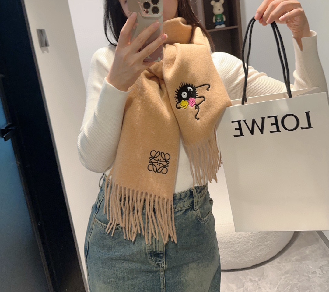 NO:184147,Double-sided small virus series [Loewe · Luo Yiwei's rare gentle color scheme, low-key and elegant] Recommended double-sided color scheme, one scarf has two styles, high-end, comfortable and fashionable temperament, niche, but full of big brands, Super Amway loewe's soft scarf that touches the heart, extremely simple color matching with eye-catching color change logo, the finishing touch is indeed not lose its beauty, the pursuit of successful people, the color is absolutely, a bit unique fairy-like, the absolute best choice for couples, the color is elegant, not enchanting specifications 35 x 180cm160g high-version scarf, high-version scarf, loewe, loewe19860909双面小病毒系列【Loewe · 罗意威难得一见的温柔配色,低调又不失优雅】重点推荐双面配色,一条围巾两种风格搭配,高级舒适时髦气质,名小众,却大牌范十足,超级安利loewe这款触动内心的柔美围巾,极其简单的颜色搭配抢眼的变色logo,点睛之笔确又不失美感,成功人士的追求,色彩绝对,有点独有的仙气,绝对的情侣款不二之选,颜色淡雅,不妖娆规格35 x 180cm160克高版本围巾,高版本围巾,loewe,loewe,scarf