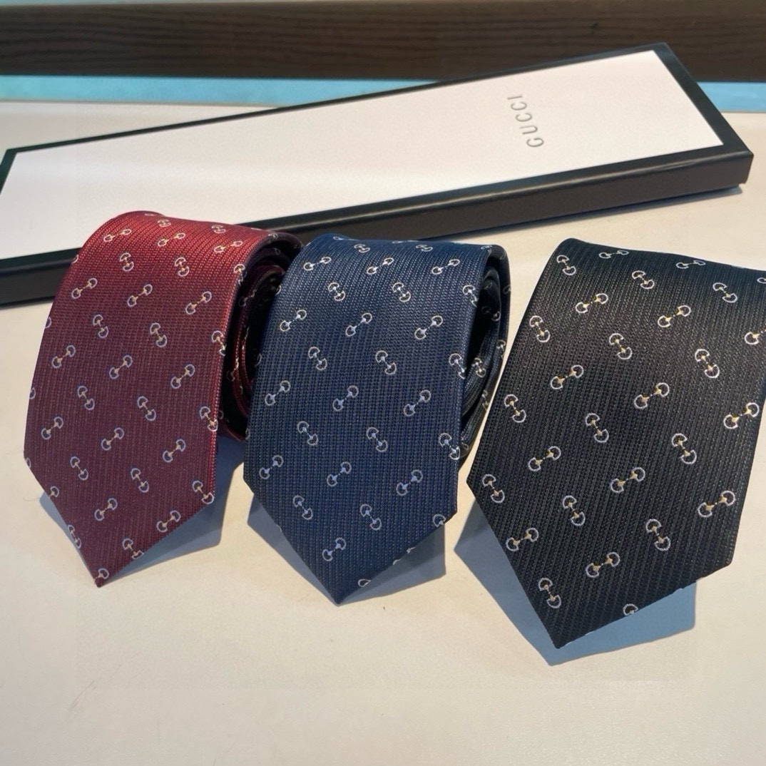 Elegant G-Box Packaging for Men’s Fashion with Classic Logo Flower - 图片 1