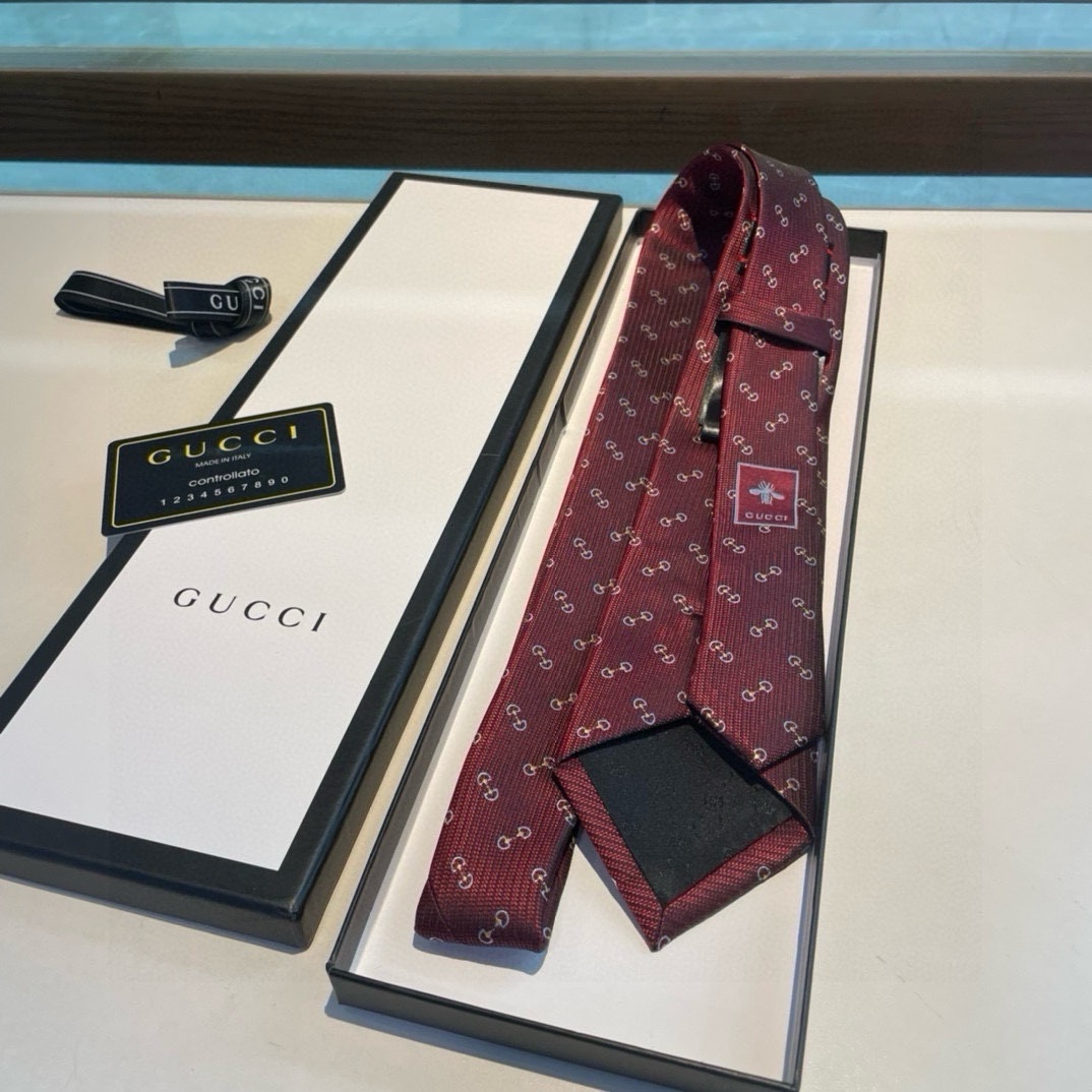 Elegant G-Box Packaging for Men’s Fashion with Classic Logo Flower - 图片 3