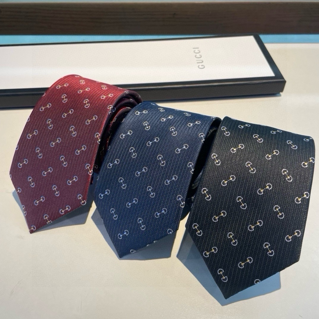 Elegant G-Box Packaging for Men’s Fashion with Classic G-Logo Flower