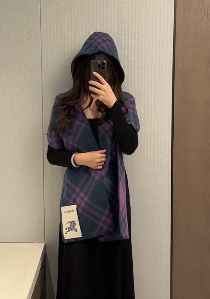 NO:184902,The high-quality version is easy to sell in winter tail black horse scarf Jun Ji-hyun's same Burberry plaid hat lamb fur scarf as it is on the shelves in seconds!  Lamb fur!  Size 30cm*180cm high-version scarf, high-version scarf, burberry, hats19860909高货版好卖冬天的尾巴黑马围巾全智贤同款巴宝莉格纹帽子羔毛围巾上架秒空！羊羔毛！ 尺寸30cm*180cm高版本围巾,高版本围巾,burberry,hats,scarf