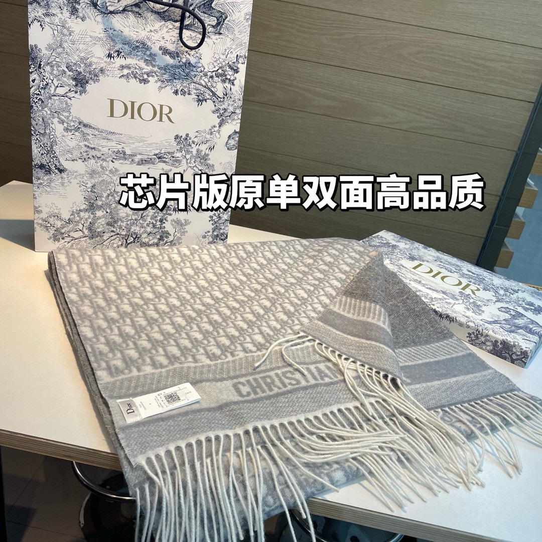 芯片版高品质Dior迪奥最新款这款Oblique印花围巾重新诠释Dior经典标识彰显现代精神采用海军蓝色