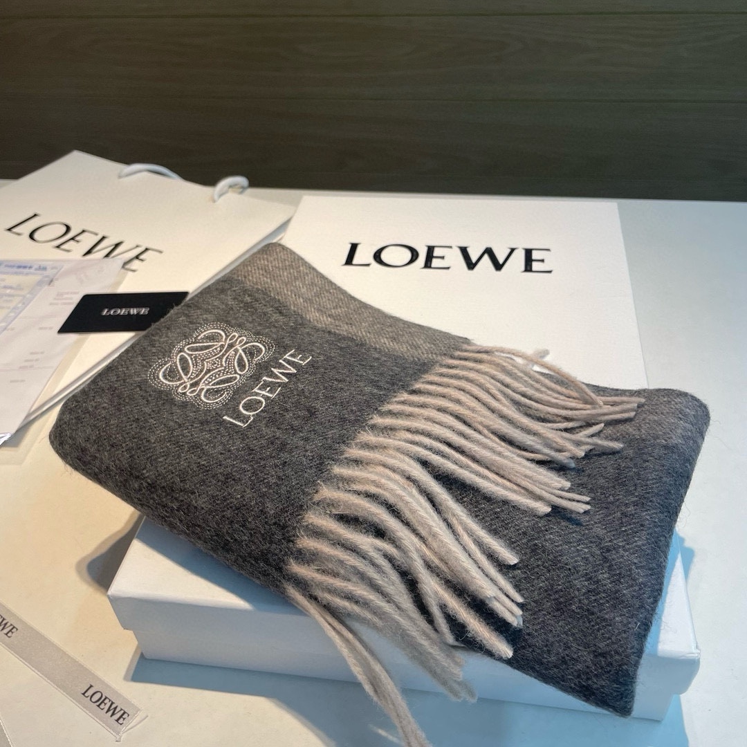 上新！Loewe罗意威️难得一见的温柔配色低调又不失优雅️重点推荐️双面配色一条围巾两种风格搭配高级舒适