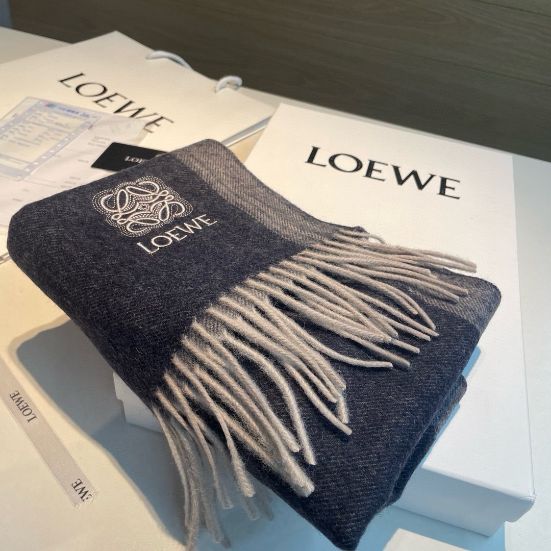 上新！Loewe罗意威️难得一见的温柔配色低调又不失优雅️重点推荐️双面配色一条围巾两种风格搭配高级舒适