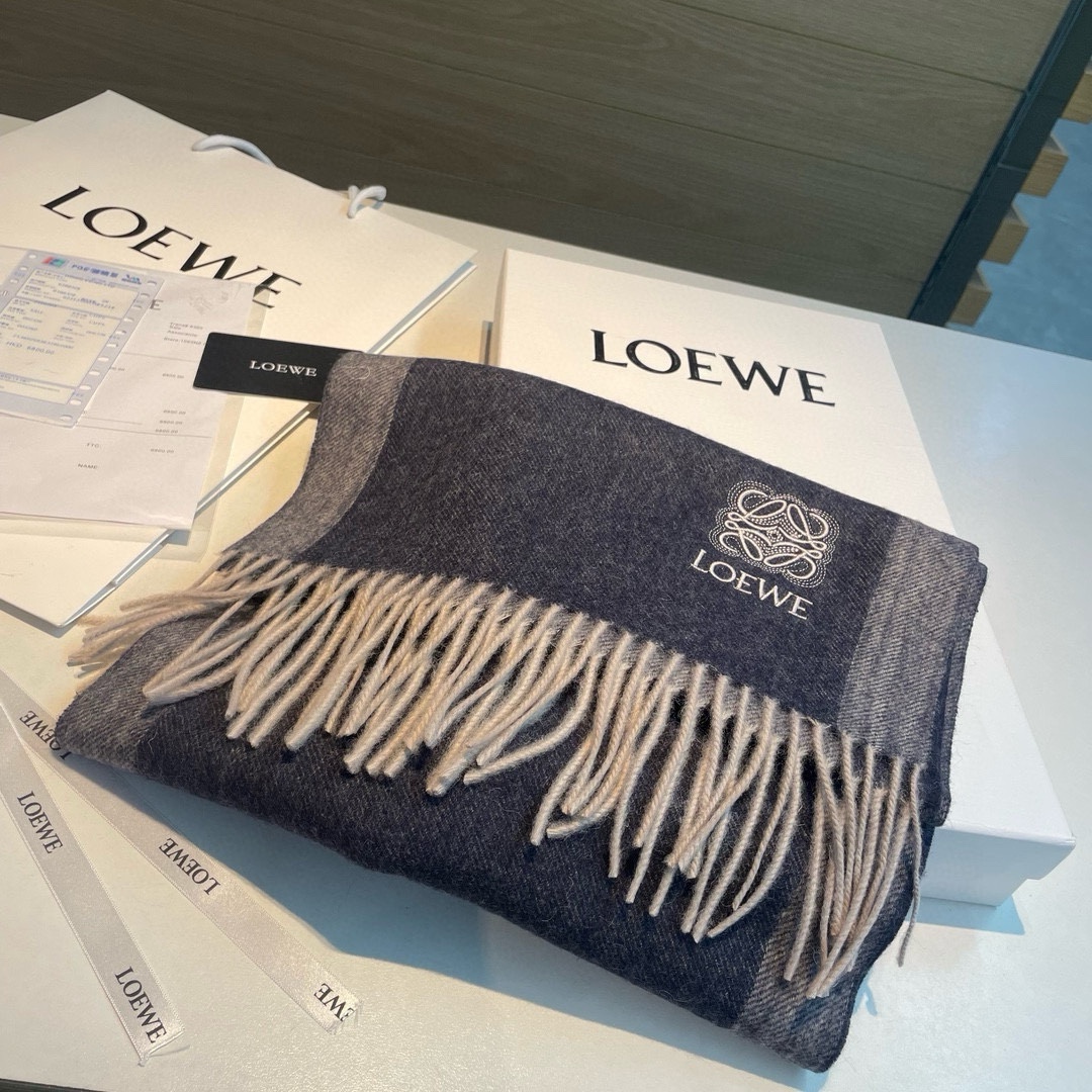 上新！Loewe罗意威️难得一见的温柔配色低调又不失优雅️重点推荐️双面配色一条围巾两种风格搭配高级舒适