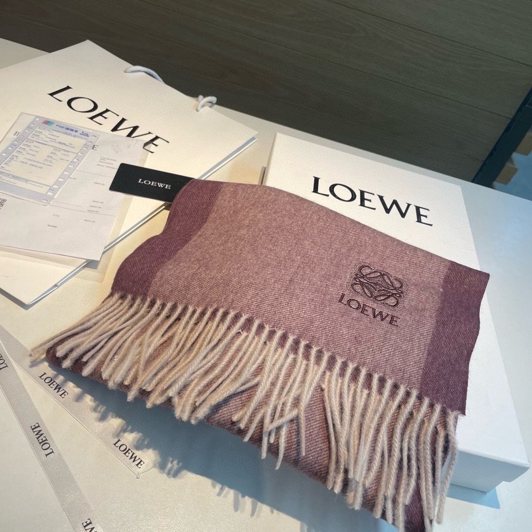 上新！Loewe罗意威️难得一见的温柔配色低调又不失优雅️重点推荐️双面配色一条围巾两种风格搭配高级舒适