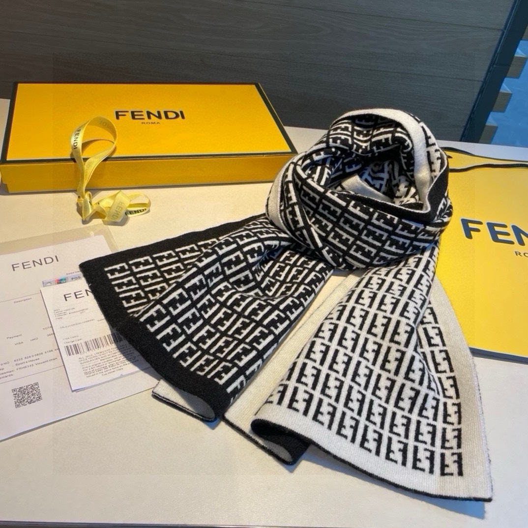 上新！Fendi2023新款系列针织双面围巾一条两用超级百搭实用的款式男女士都能配戴！在新一季进行了全新