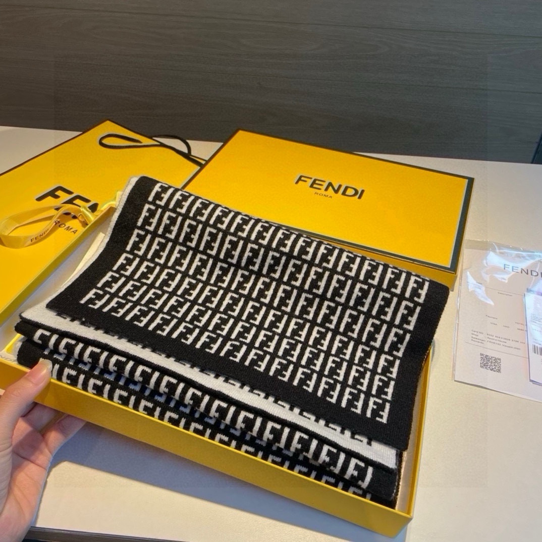 上新！Fendi2023新款系列针织双面围巾一条两用超级百搭实用的款式男女士都能配戴！在新一季进行了全新