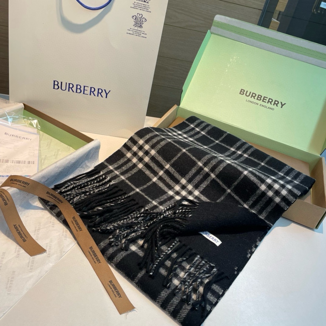 Burberry巴宝莉格子围巾️好看的要疯掉了太有型太有魅力了️️非常斯文时尚的秋冬单品！真的很喜欢非常