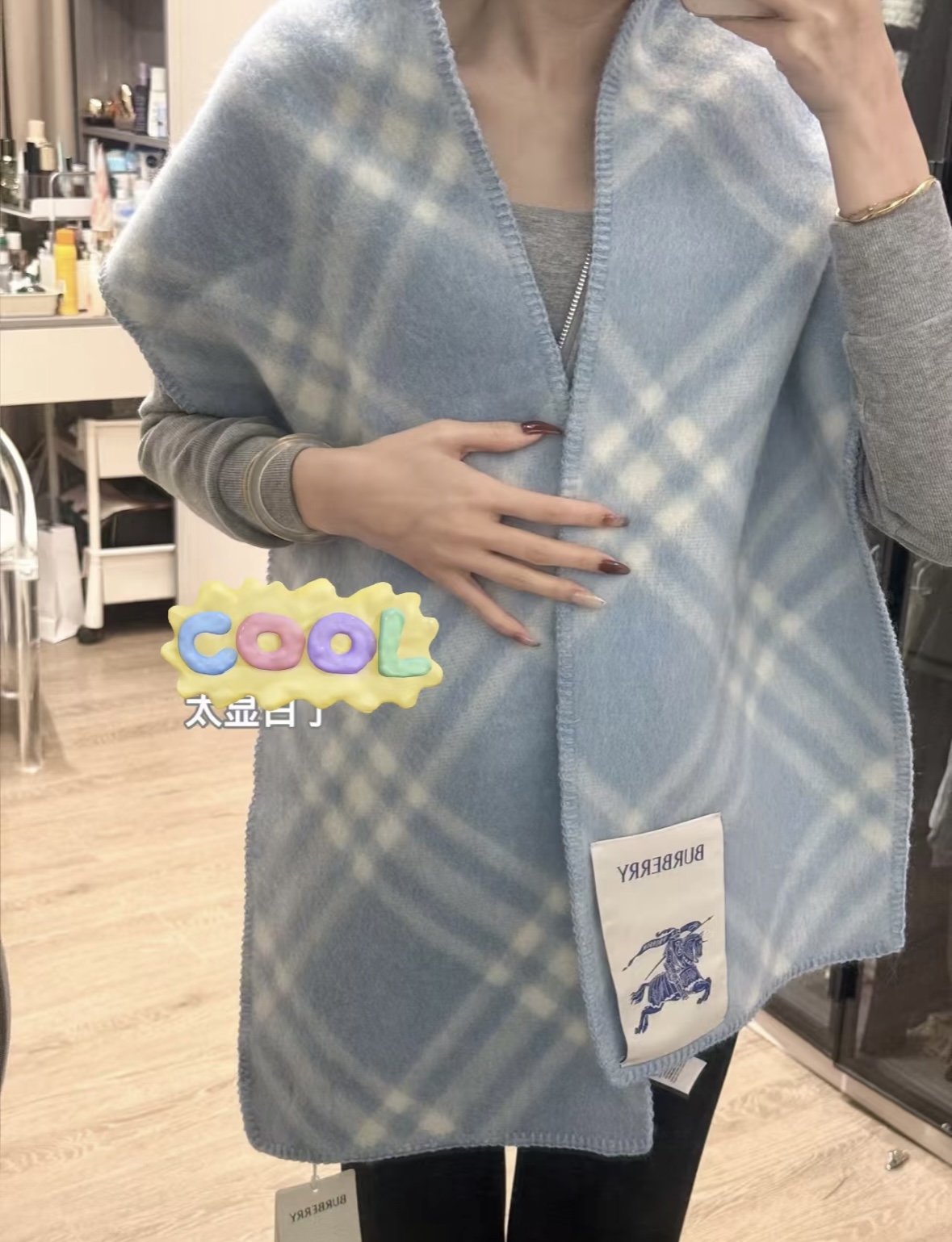 奶呼呼的蓝色 随手先来几个图 Burberry可遇不可求的王炸级单品,绝对是独家级别,工艺与材料完全与正品无区别,粗犷耐用,厚实保暖 立体感十足,百分之百对版❤️冬季里绝对不能少的一件单品,但是你千万别拿市场上廉价的货色来磕碜自己❗️这款围巾可以承包一辈子的爱,明星达人一起追捧款。创造时尚不羁的造型,保暖系数无敌❗️不管你是大明星还是素人,围上都是一样的气场全开~男女适用,最佳情侣款‼️超值到哭😭 ❗️自留必须自留哈.182x30厘米 -100%精选羊毛,手工穿线包边❗️