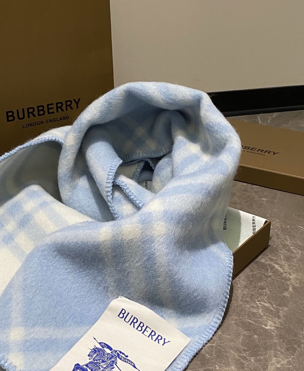 奶呼呼的蓝色 随手先来几个图 Burberry可遇不可求的王炸级单品,绝对是独家级别,工艺与材料完全与正品无区别,粗犷耐用,厚实保暖 立体感十足,百分之百对版❤️冬季里绝对不能少的一件单品,但是你千万别拿市场上廉价的货色来磕碜自己❗️这款围巾可以承包一辈子的爱,明星达人一起追捧款。创造时尚不羁的造型,保暖系数无敌❗️不管你是大明星还是素人,围上都是一样的气场全开~男女适用,最佳情侣款‼️超值到哭😭 ❗️自留必须自留哈.182x30厘米 -100%精选羊毛,手工穿线包边❗️