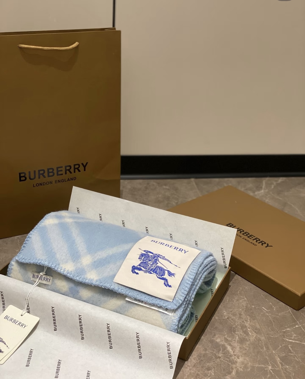 奶呼呼的蓝色 随手先来几个图 Burberry可遇不可求的王炸级单品,绝对是独家级别,工艺与材料完全与正品无区别,粗犷耐用,厚实保暖 立体感十足,百分之百对版❤️冬季里绝对不能少的一件单品,但是你千万别拿市场上廉价的货色来磕碜自己❗️这款围巾可以承包一辈子的爱,明星达人一起追捧款。创造时尚不羁的造型,保暖系数无敌❗️不管你是大明星还是素人,围上都是一样的气场全开~男女适用,最佳情侣款‼️超值到哭😭 ❗️自留必须自留哈.182x30厘米 -100%精选羊毛,手工穿线包边❗️