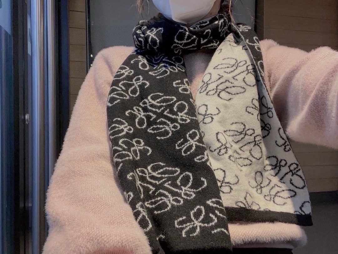 NO:185214,Loewe.Original list!  Big recommendation!  New knitted scarf!  Low-key luxury. A superb and stylish scarf with a soft and elite level!  This loewe cashmere jacquard scarf becomes more and more love the more you look at, and the more you look at it, the more fashionable it becomes!  This craftsmanship and color matching are not ordinary at first glance. I really like this master-level fashion sense. People with attitude will definitely like it!  This design is more stretchy, more advanced, more atmospheric, and more affordable to recommend!  The belly velvet tip of the Albass purebred goat collected every spring is produced as the original velvet. The characteristic of this cashmere is that even after being processed by human craftsmanship, the essence of the original velvet is still retained to the greatest extent and has special texture patterns!  Holding the scarf in your hand is like holding a cloud and still feels airy!  It's really high-end. The biggest feature is the design sense of jacquard craftsmanship, which perfectly presents the classic loewe logo!  30*cm. High-version scarf, high-version scarf, loewe19860909Loewe.原单！重磅推荐！新款针织围巾！低调的奢侈感.极品柔美精英高手级别的时髦感围巾！这款loewe羊绒提花围巾越看越爱,越看越时髦！这种工艺和配色一看就知道不是一般的,非常非常喜欢这种高手级别的时髦感,有态度的时髦人一定会喜欢！这样的设计更舒展,更高级,更大气,更加经得起推荐！采用每年开春采集的阿尔巴斯纯种绒山羊腹部绒尖为原绒生产,这种羊绒的特点就是,即便经过人类工艺的加工,仍最大程度的保留了原绒的本质,会有特殊的肌理纹！围巾握在手里就跟握着云朵般的仍空气绵绵感！真的非常高级最后,这个最大的特色还有提花工艺的设计感,将经典的loewe的logo另一种完美呈现！30*cm.高版本围巾,高版本围巾,loewe,scarf