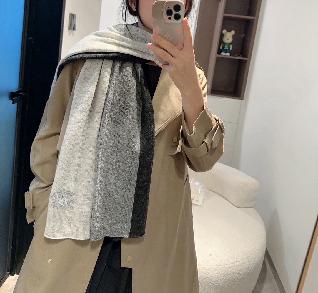 NO:185198,New Chanel counter scarf, beautiful [Tear] The imperial palace-level top-quality new counter is on sale, cashmere fashionable knitted wool, 26 water-soluble cashmere knitted scarf, popular houndstooth with rope, 70*195 extremely beautiful, really, the upper body is extremely skin-stained, versatile, look at it yourself, cashmere, the first choice for gifts is high-quality scarf, high-version scarf, chanel19860909上新香奈儿专柜新款围巾 美翻了[流泪]御用殿堂级极品新款专柜在售 羊绒时尚针织毛线 26支水溶羊绒针织围巾爆款千鸟格加绞花,70*195美丽至极 真的 上身极为衬肤色 百搭 好看不好看自己看吧 羊绒,送礼首选佳品高版本围巾,高版本围巾,chanel,scarf