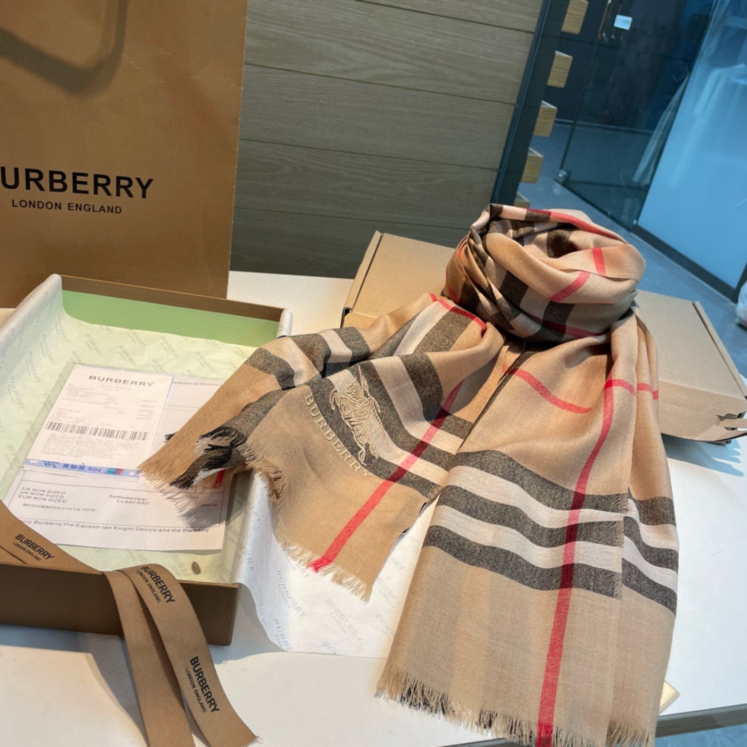 英伦格纹️burberry殿堂级御用推荐️出口英国的订单！最新经典混纺系列来的太是时候了️非常适合秋冬柔