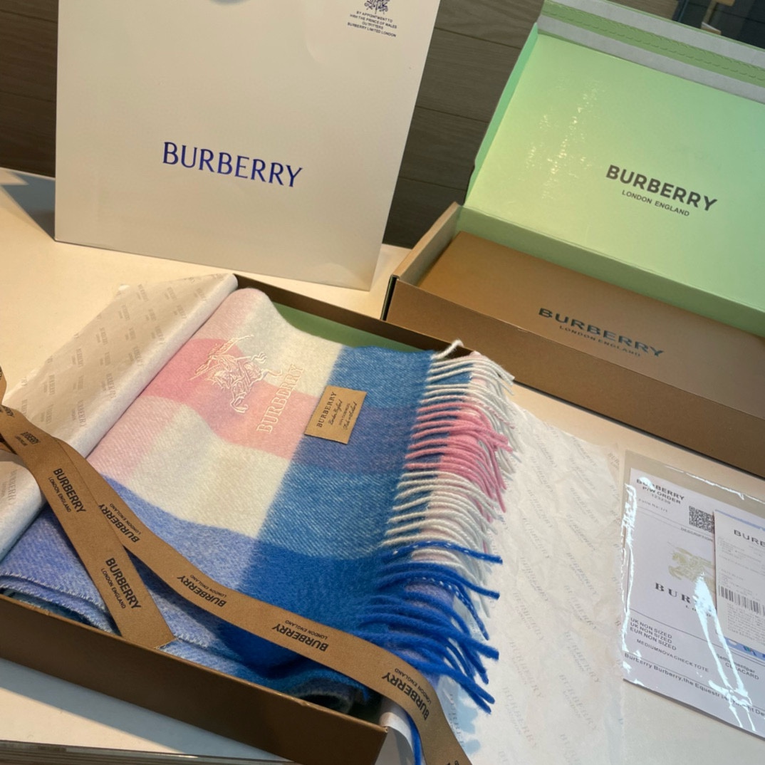 Burberry巴宝莉格子围巾️好看的要疯掉了太有型太有魅力了️️非常斯文时尚的秋冬单品！真的很喜欢非常