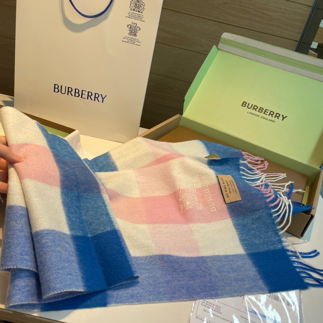 Burberry巴宝莉格子围巾️好看的要疯掉了太有型太有魅力了️️非常斯文时尚的秋冬单品！真的很喜欢非常