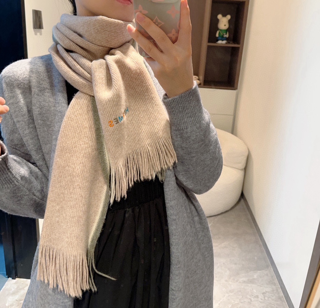 NO:185863,Hermes synchronous counter, high-end cashmere knitted scarf!  】It can be formal, free, very Classical men's design. This weaving method is relatively difficult, and it costs a lot of yarn, and the process is very difficult!  !  !  Such a men's scarf is definitely an outdated item!  The cashmere scarf that looks good at any surround is really unique!  !  It's so practical and versatile, but there's no unnecessary design, and it looks good no matter how you surround it!  It has a drape, warm and very slimming!  It is very suitable to match formal wear or casual wear ~ folding or circling is perfect, with a warm and elegant 30180 high-version scarf, high-version scarf, christian louboutin, hermes, hermes19860909Hermes（爱马仕）同步专柜,高端羊绒针织围巾！】可正式,可随意,非常Classical的男款设计.这款织法比较难,又很费纱线,工艺难度非常大！！！这样的男款围巾,绝对是一条审美不过时的单品！随便围都会好看的羊绒围巾,版型真是一绝！！太实用百搭了,其实没有多余的设计,怎么围都好看！有垂坠感,温暖且非常显瘦！搭配正装或者搭配休闲装都很合适~对折挂围或者绕圈围都完全可以,有温度的风度30180高版本围巾,高版本围巾,christian louboutin,hermes,hermes,scarf