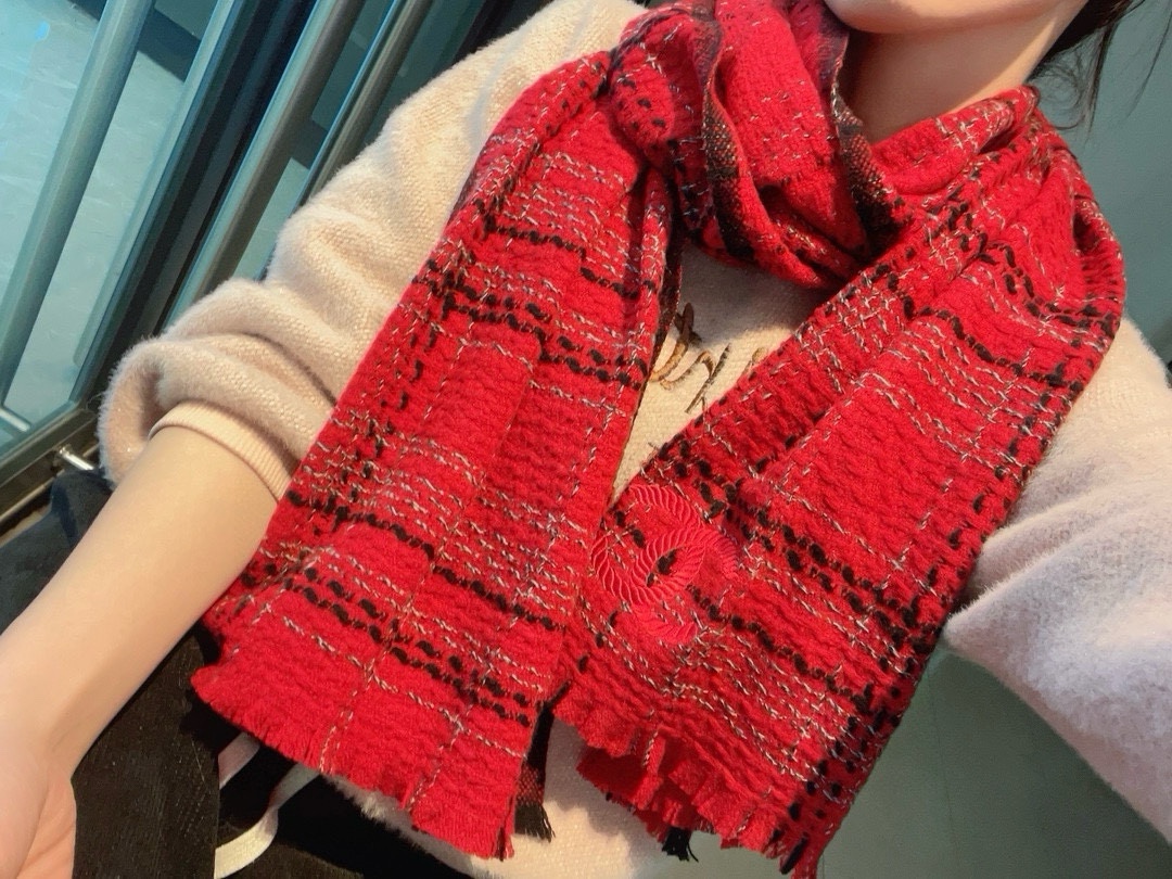 NO:186592,New style, matching tools, Chanel series, exclusive to VIP products, top imported Scottish wool weaving, making the scarf elastic and soft and skin-friendly, extremely noble and elegant, intellectual style, simple and atmospheric design, absolutely not fancy style, absolutely niche products, not everyone knows its goodness, absolutely the first choice for savoring life, must-have for those who know the goods. A must-have for casual style matching!  [Color][Color][Color] Please take a detour for laymen 50*200 wool high-version scarf, high-version scarf, chanel19860909新款 搭配利器 香奈儿系列货 专供vip 产品 顶级苏格兰进口绵羊毛纹路织法使围巾赋有弹性且柔软亲肤  无比的高贵优雅 知性的款式 简洁大气的设计 绝对的不是花里胡哨的款式绝对的是小众产品 不是谁都懂的它的好 绝对的品味生活的首选搭配饰品 识货者必入.休闲风格搭配必备哦！[色][色][色]外行请绕道 50*200绵羊毛高版本围巾,高版本围巾,chanel,scarf