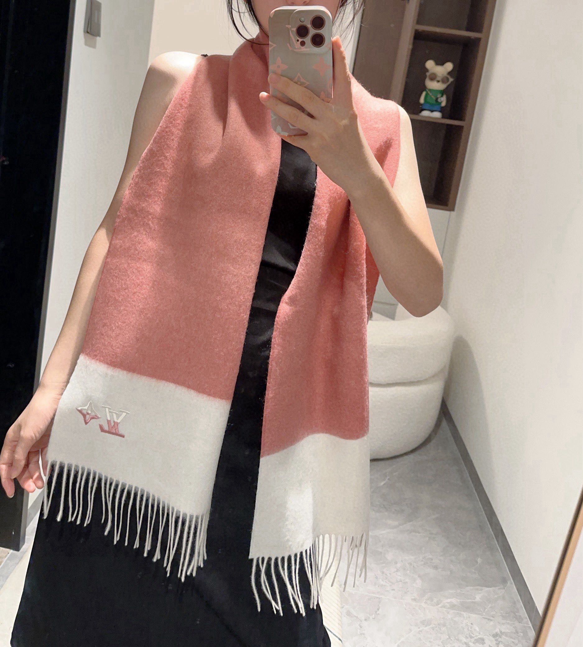 NO:186563,[Family welfare is here!  !  Lv high-end heavy men's scarf!  】Praise and recommend, excited ~!  !  You must start quickly, synchronize the counter, the highest-end men's model~ the process is difficult, super soft and soft, gradient effect cashmere scarf!  Our price is really invincible and great value!  Mom's price feedback~ Fabric loves, the double-sided cashmere yarn is really clear and clean, and the velvet feels really invincible and comfortable when you hold it in your hand!  Very soft, the upper body is invincible and beautiful. A medium-thickness, very nice neck-friendly model~ Size specifications 30*185cm high-version scarf, high-version scarf, louis vuitton19860909【家属福利来了！！Lv 高端重磅男士围巾！】怒赞推荐,激动~！！下手绝对要快,同步专柜,最高端的男士款~工艺难度大,超级无敌软糯 渐变效果羊绒围巾！我们这个价格真的无敌超值！亲妈价格回馈~面料大爱,双面的羊绒纱线真的清晰干净,握在手里绒感真的超级无敌舒服！非常柔软,上身效果无敌好看 中等厚度,非常亲脖子的一款~ 尺寸规格30*185cm高版本围巾,高版本围巾,louis vuitton,scarf