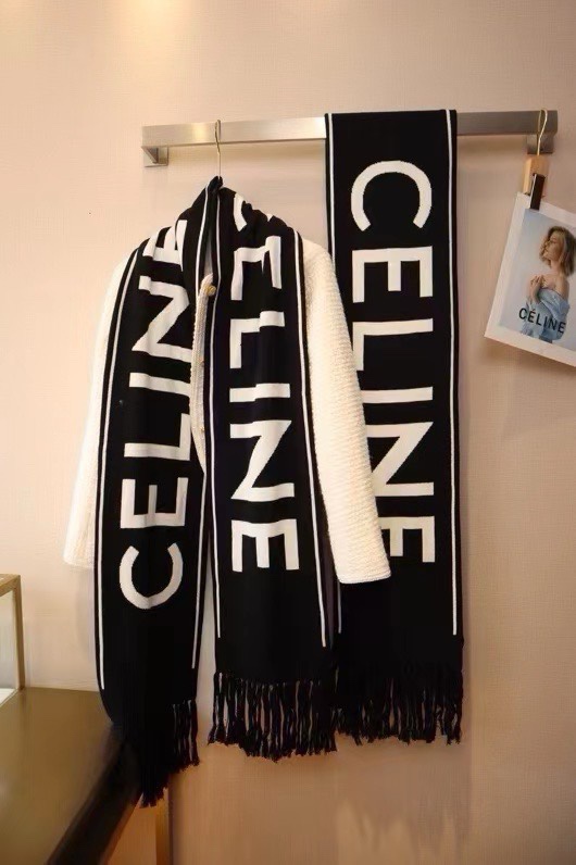 NO:186614,The first scarf this winter can circle the earth twice!  I fell in love the moment I saw it. It was unexpectedly beautiful and not bad. This year, many scarves are light-colored, black and white scarves are rare, black and white combinations are very versatile, and cel*ne English letters are very classic!  Imported wool cashmere yarn, soft, fluffy and warm, 90 wool 10 cashmere. 22*220cm double-layer jacquard technology high-version scarf, high-version scarf19860909今年冬天的第一条围巾,可以绕地球两圈！看到的一瞬间就爱了,意外好看且不烂大街.今年好多围巾都是浅色系的,黑白围巾很少见,黑白搭配很百搭,cel*ne英文字母很经典！进口羊毛羊绒纱线,软糯蓬松好温暖,90羊毛10羊绒.22*220cm双层提花工艺高版本围巾,高版本围巾,scarf